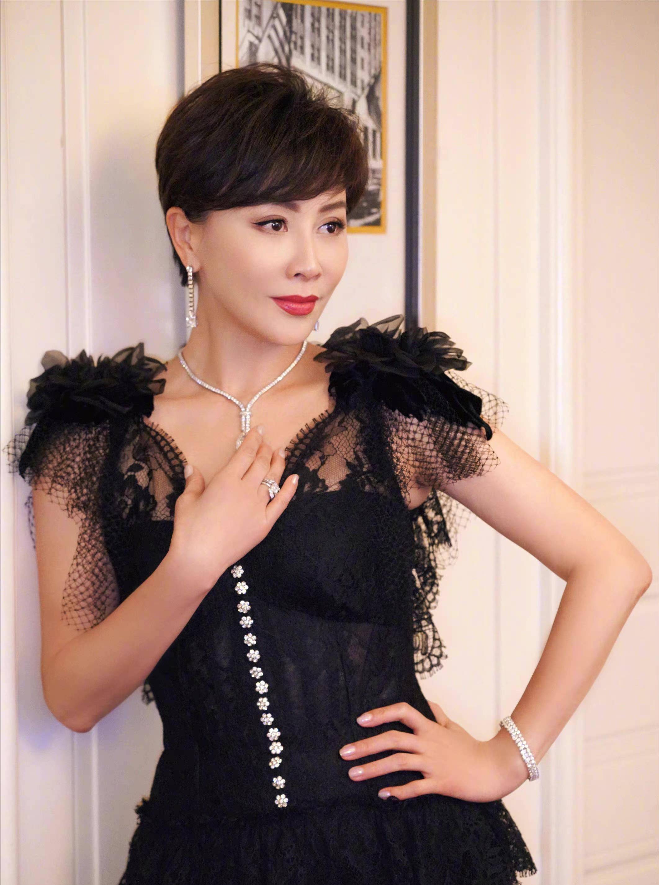 "真富婆"刘嘉玲:住4亿豪宅戴千万珠宝,大婚为何不请刘德华?