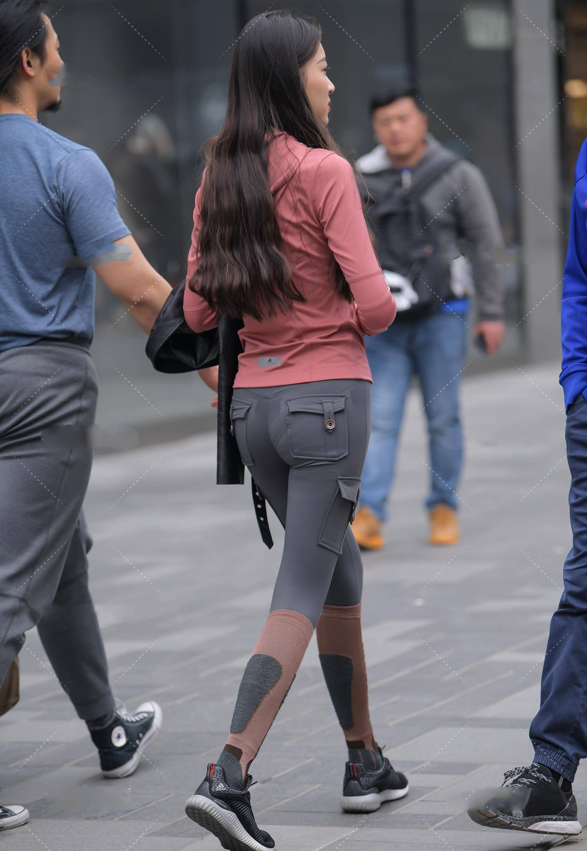 紧身工装裤,搭配西瓜红连帽衫,时尚工装风穿搭_上衣_灰色_颜色