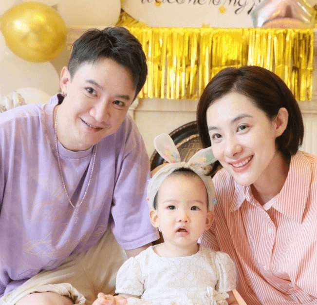 体操女神刘璇近况眼袋太明显,首晒女儿近照,完美继承父亲高颜值_王弢