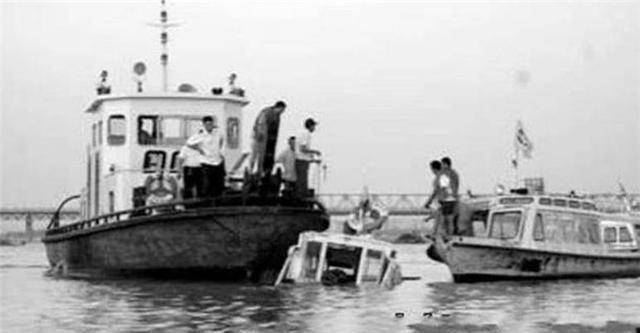 1985年哈尔滨沉船事件：驾驶员参与打架，致171人被淹死
