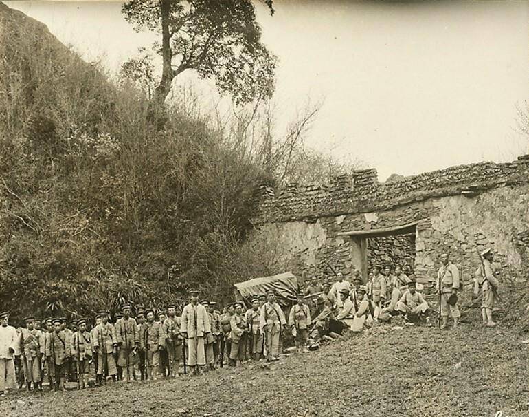 1925年甘肃社会生活老照片，湟源丹葛尔古城与被猎人捕获的巨鹰