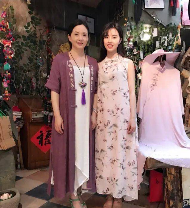 陶慧敏53岁一点不显老,穿的也很时髦,紧身衬衫搭白色直筒裤!