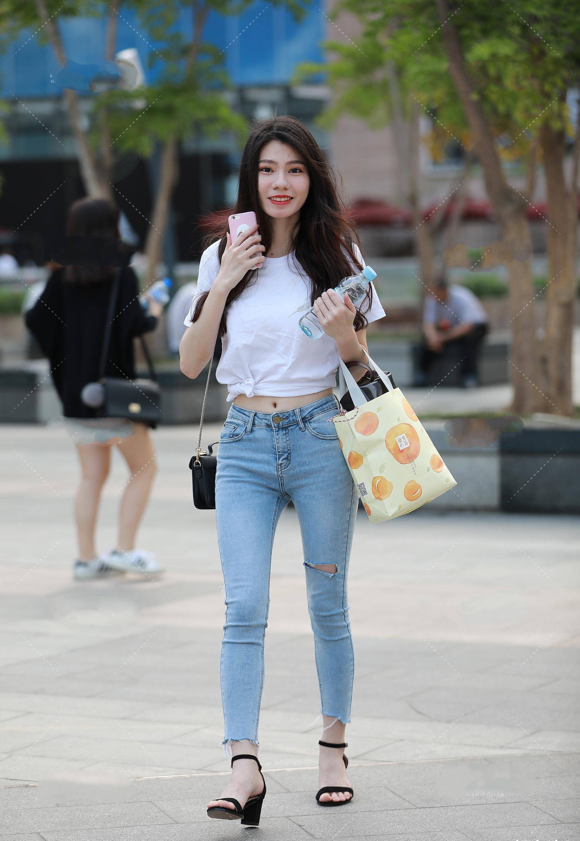 白色短袖t恤搭配浅色牛仔裤,亘古不变的穿搭法,看