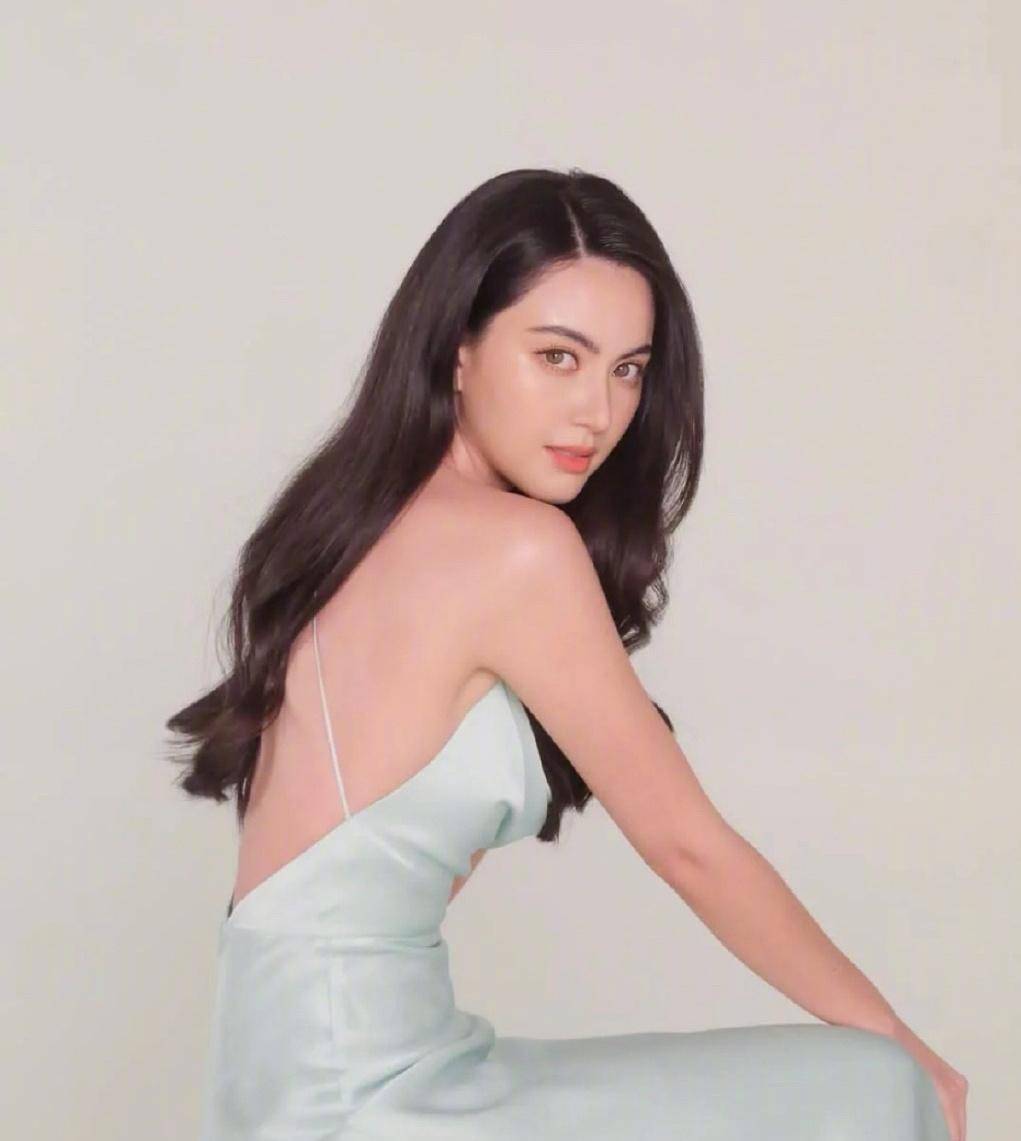 泰国影视后黛薇卡·霍内身穿银白色半身胸甲,充满时尚和未来感_mai