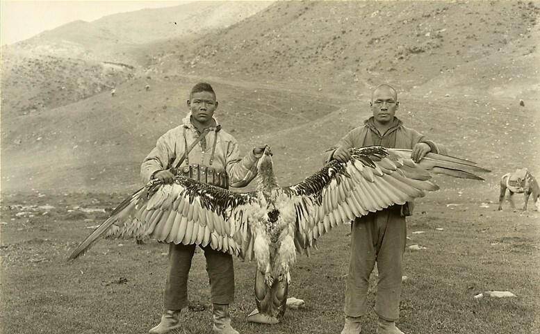 1925年甘肃社会生活老照片，湟源丹葛尔古城与被猎人捕获的巨鹰