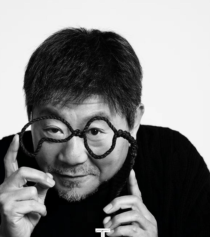 穿一身黑戴眼镜不走喜剧路线,气质意外儒雅_色彩_造型_服装