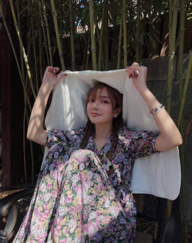 周扬青被传分手后首晒九宫格,碎花裙配麻花辫自认18岁,甜美可人_鲜花