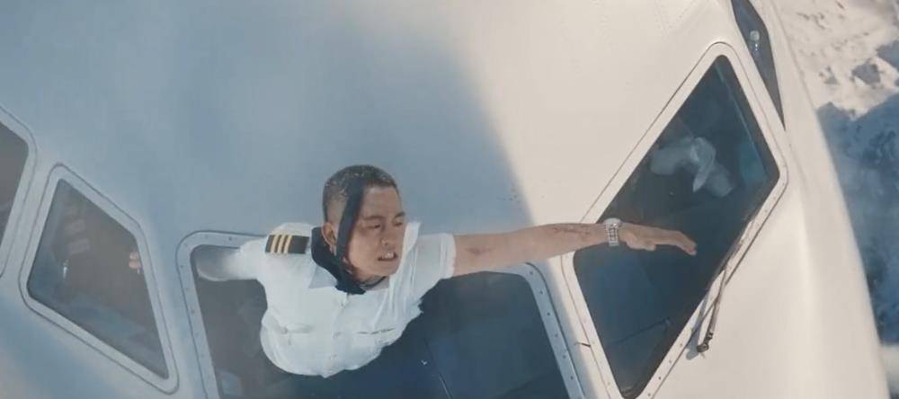 中国机长原型刘传健:34分钟紧急迫降救128人,亲历者含泪感谢_徐瑞辰