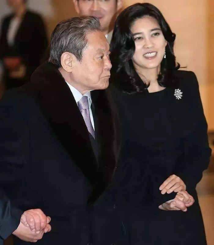 1999年,29岁的三星长公主李富真执意下嫁穷保镖,15年后她后悔了