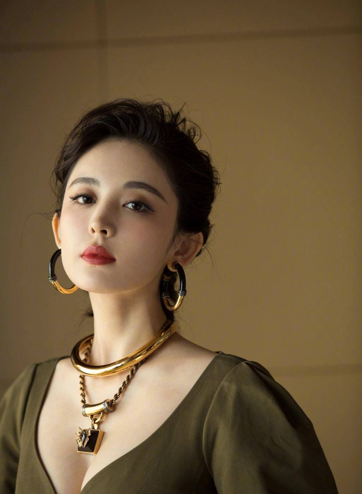 古力娜扎部落风格上演野兽派,黑金奢华衬托高贵气质,新潮又独特_首饰