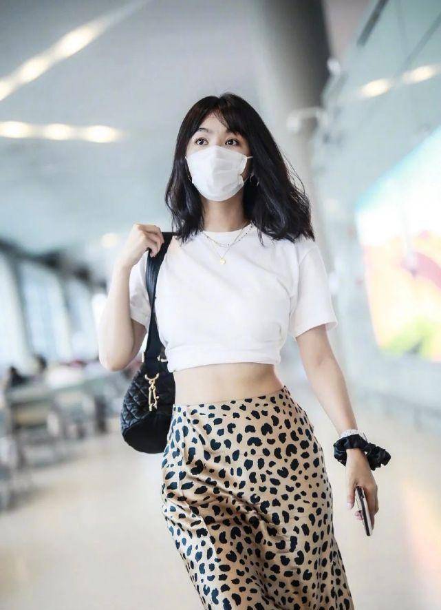 32岁李菲儿现身机场,白t配豹纹长裙优雅时尚,"柯基臀"太亮眼_身材