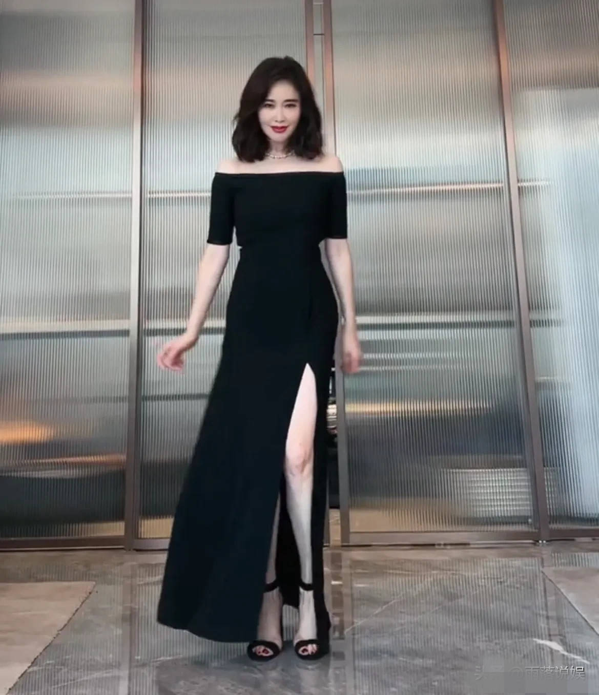 45岁左小青浓妆艳抹大跳性感舞蹈清纯不再 就不能优雅的老去吗_知性