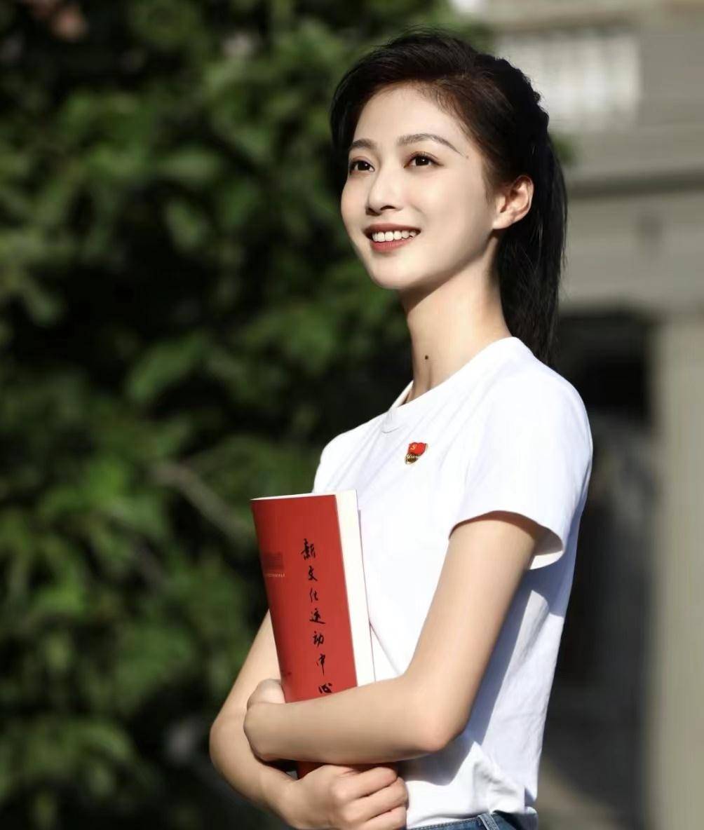 "最美领诵员"冯琳,与张绍刚同台主持毕业典礼,台风丝毫不输_大学_文化