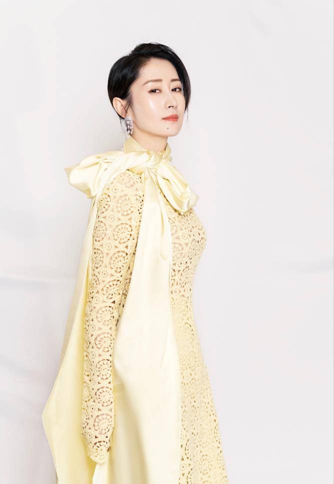 刘敏涛身材管理一绝,完美演绎多种裙装穿搭,不愧是姐圈"顶流"_连衣裙
