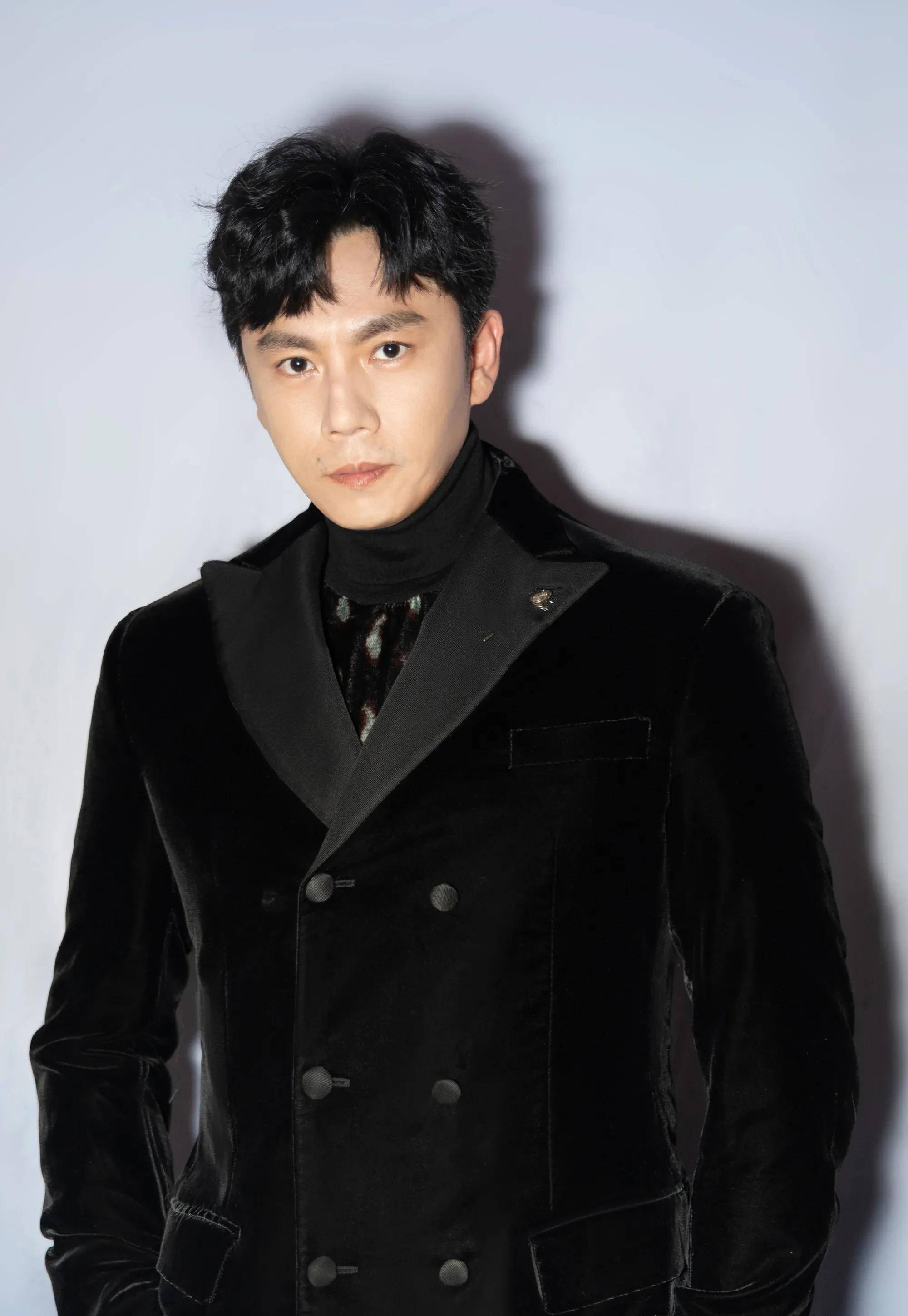 三十位国内男明星全黑系西装大赏～帅气又迷人,爱了爱了!