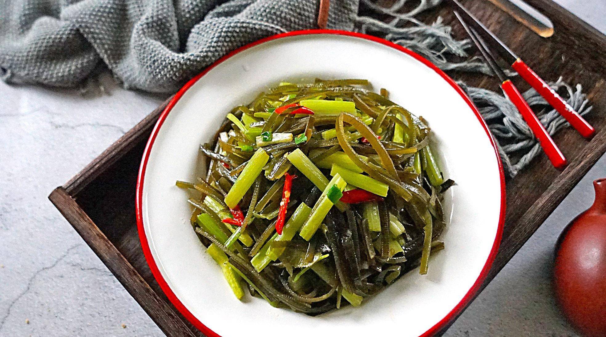 芹菜炒海带可以说是一道非常平民的家常菜了,芹菜味道芳香,不仅含铁量