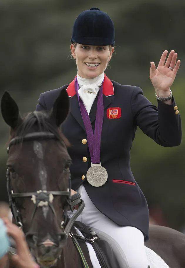 最终,她取得了马术三项赛的冠军,安妮公主以女为荣,亲手帮女儿戴上了