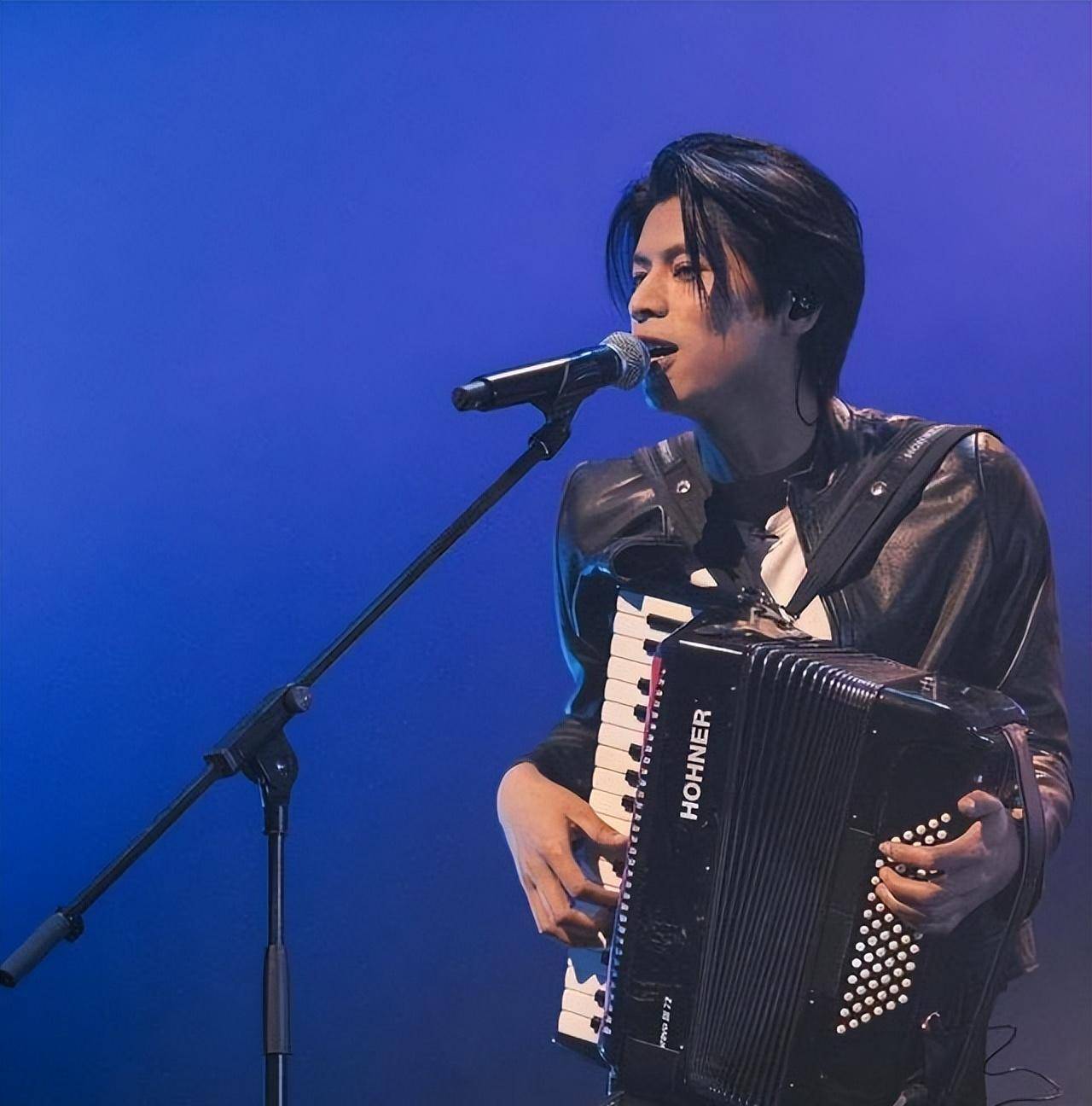 的网友对于仁科应该都有深刻的印象,他作为五条人的主唱,在这档节目中