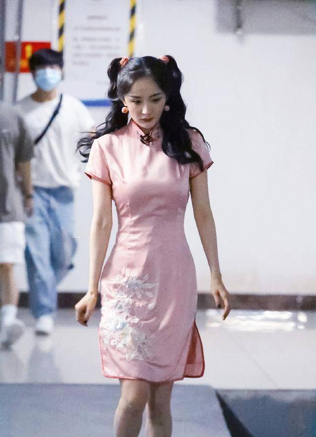 杨幂身材时尚又会穿,粉色旗袍连衣裙配双马尾,这腰臀比绝了_感觉_方式