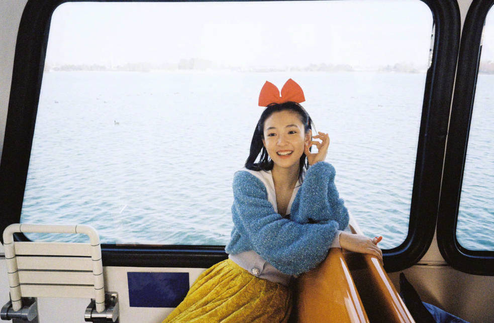 吴倩晒迪士尼生日写真白雪公主造型元气甜美