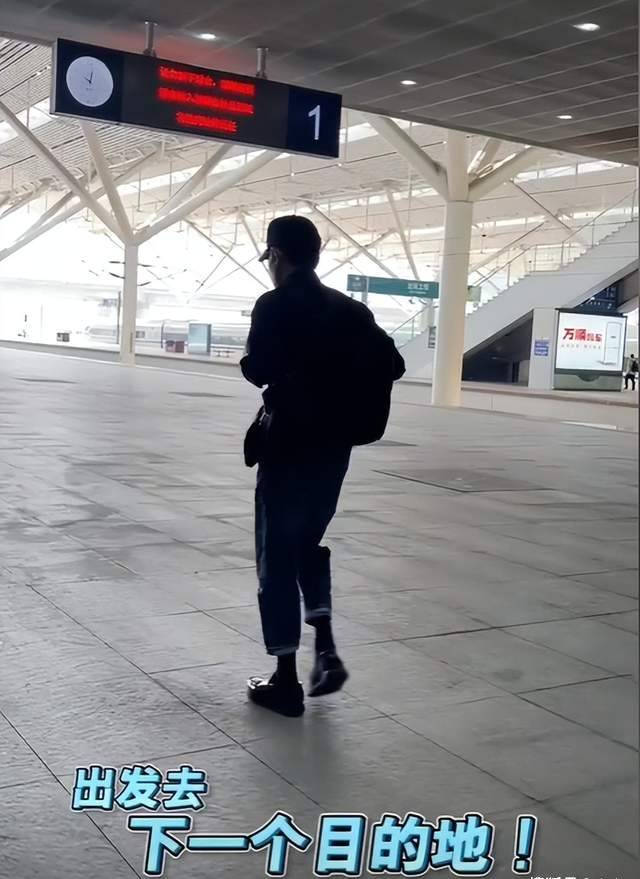天王刘德华亲自背包坐高铁超接地气