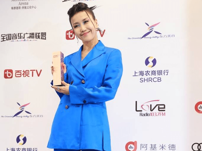 王蓉亮相第六屆《最爱金曲榜》音乐盛典-搜狐大视野-搜狐新闻