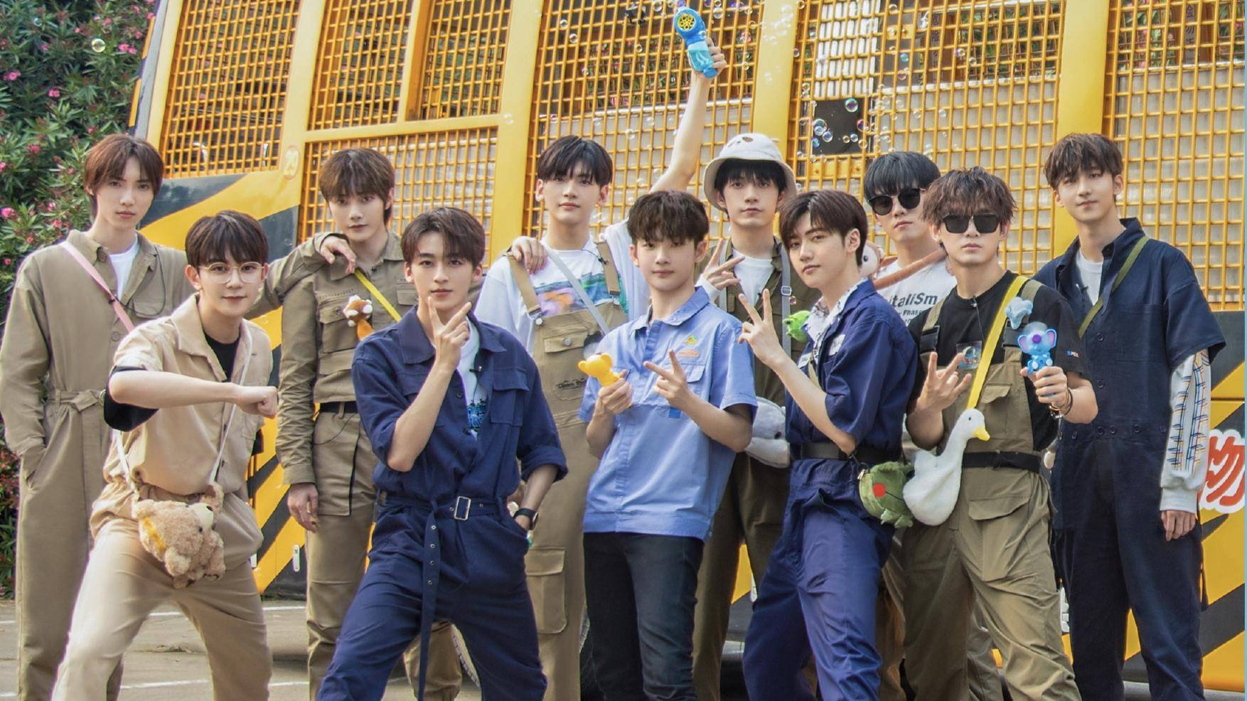 当r1se看自己的演唱会时,好兄弟之间相互精准吐槽,太好笑了_舞台_时候