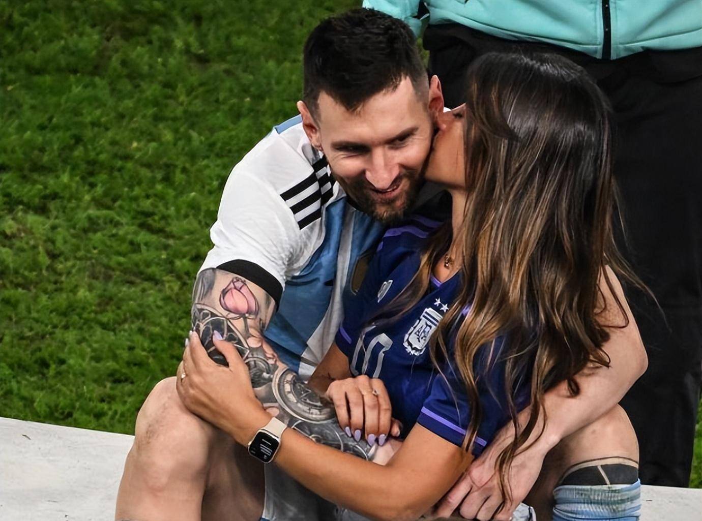梅西夺冠后和妻子安东内拉热情拥吻，俩人相守26年，生了3个儿子_搜狐网