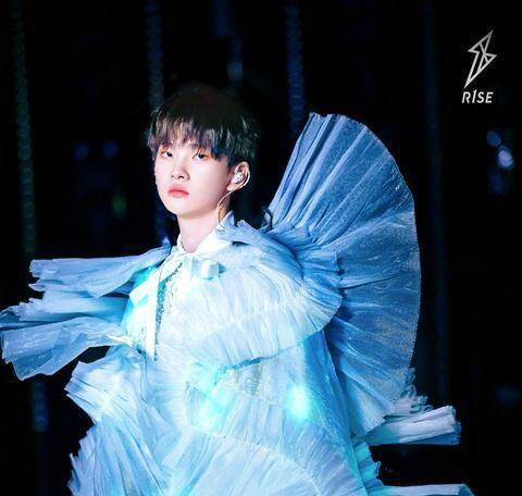 绝了r1se-周震南白色衬衫搭配发光斗篷,灯光点缀如斑驳星空闪烁其中