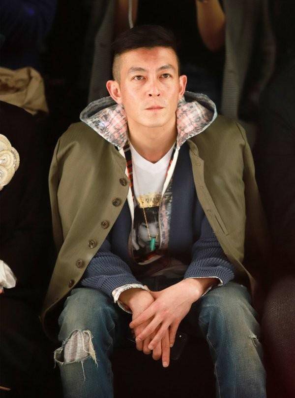陈冠希参加活动与女粉丝拍照再惹争议,网友直呼"辣眼睛"_秦舒培_时候