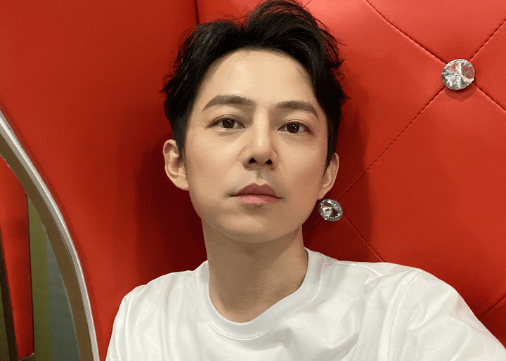 何炅被全网讨要链接,当看到他的"耳环"后:原谅我不厚道的笑了_时候