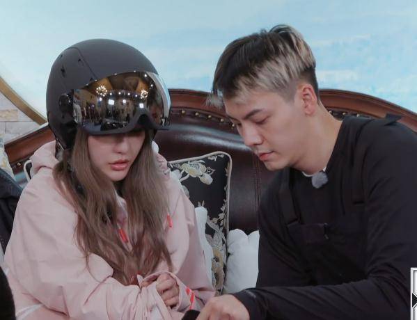 周扬青滑雪受伤,陈伟霆第一个冲到身边照顾,生怕不知道在一起?
