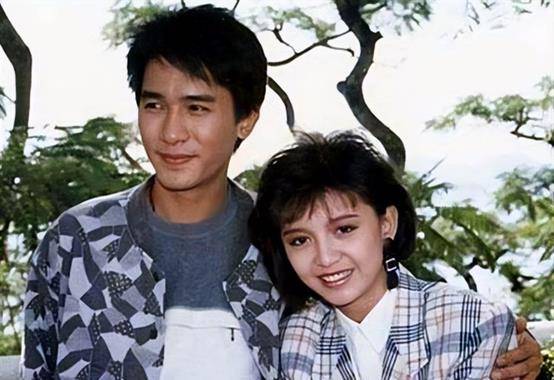 1983年,曾华倩从无线电视艺员训练班毕业,加入无线电视台,主持儿童