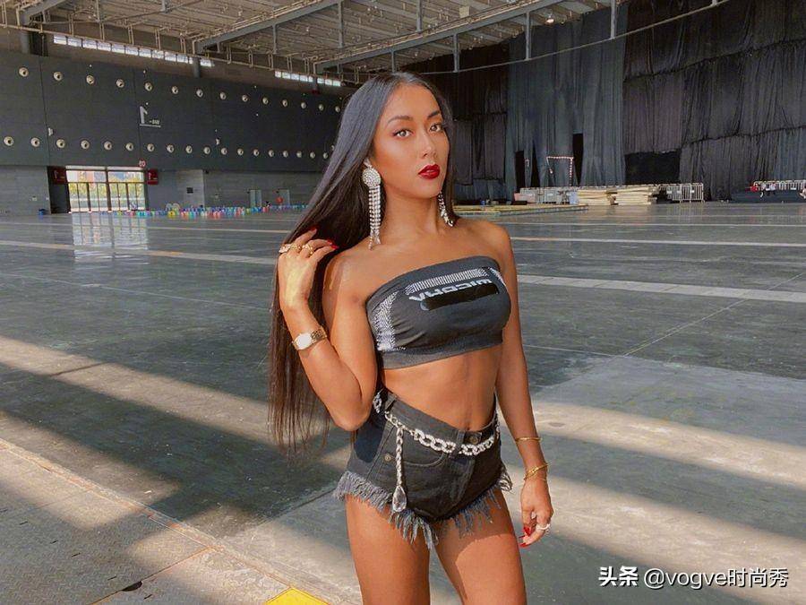 还记得《好声音》里的"黑妹"吉克隽逸?
