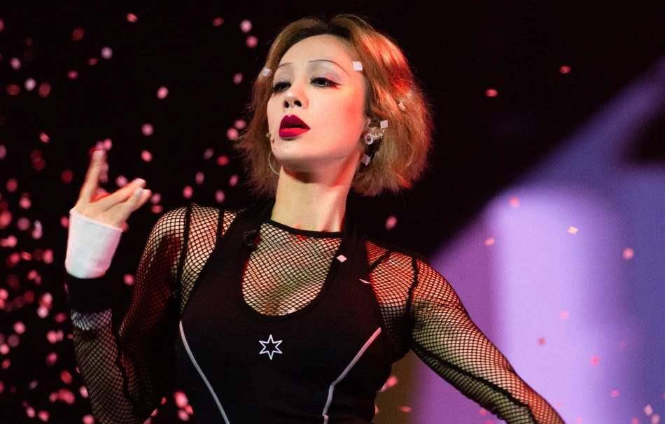 昨天宁静姐姐和郁可唯,黄剩余再一次演绎了《flow》,郑希怡姐姐也终于