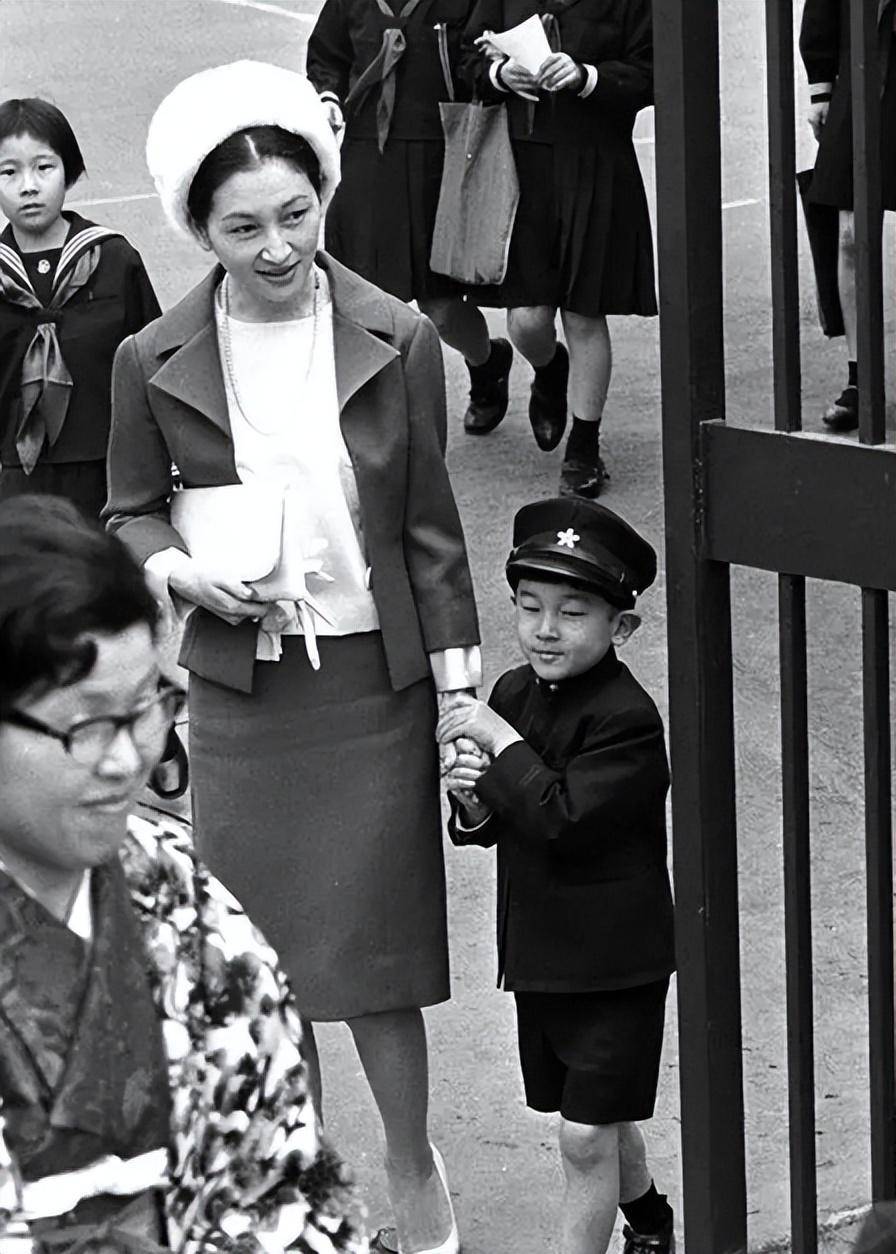 日本良子皇后:折磨貌美儿媳41年,将大饼脸的基因传三代_天皇_皇家