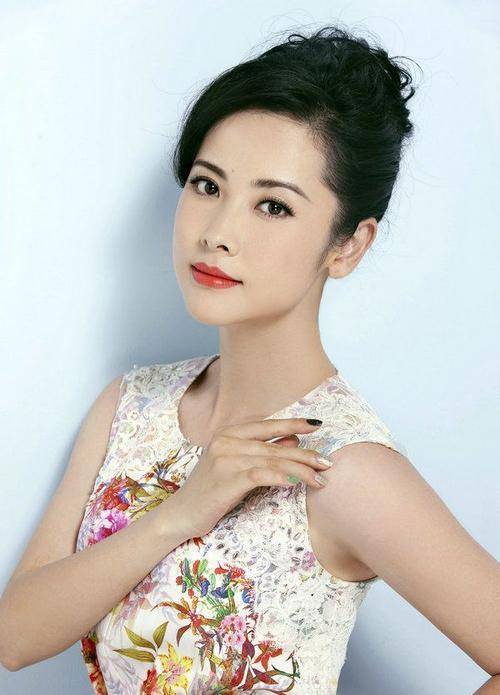 不仅如此,杨丽娜凭借清丽脱俗的容颜和温婉干净的气质,博得了不少导演