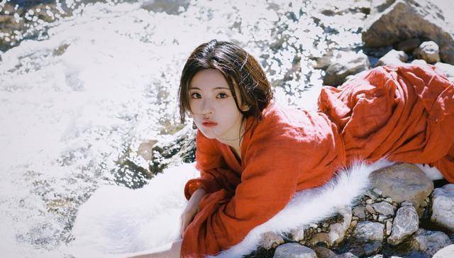 杨超越穿红衣拍古风雪地大片,带沈腾手机壳上班,秒变麻花小迷妹_流量