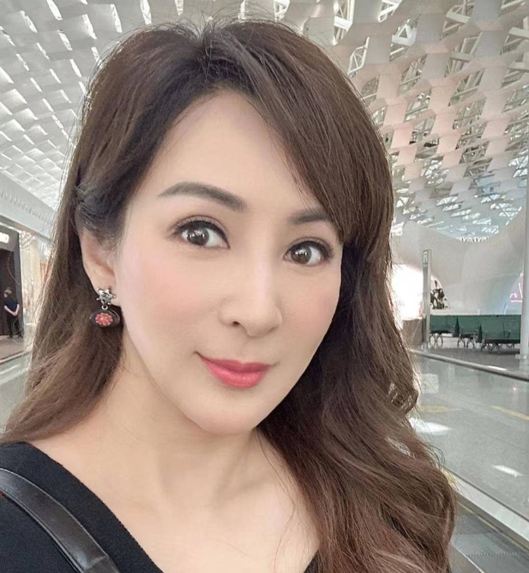 57岁香港美魔女戏中献身为夫谋利,被嘲大把年纪也拍床戏_黄智贤_罗霖