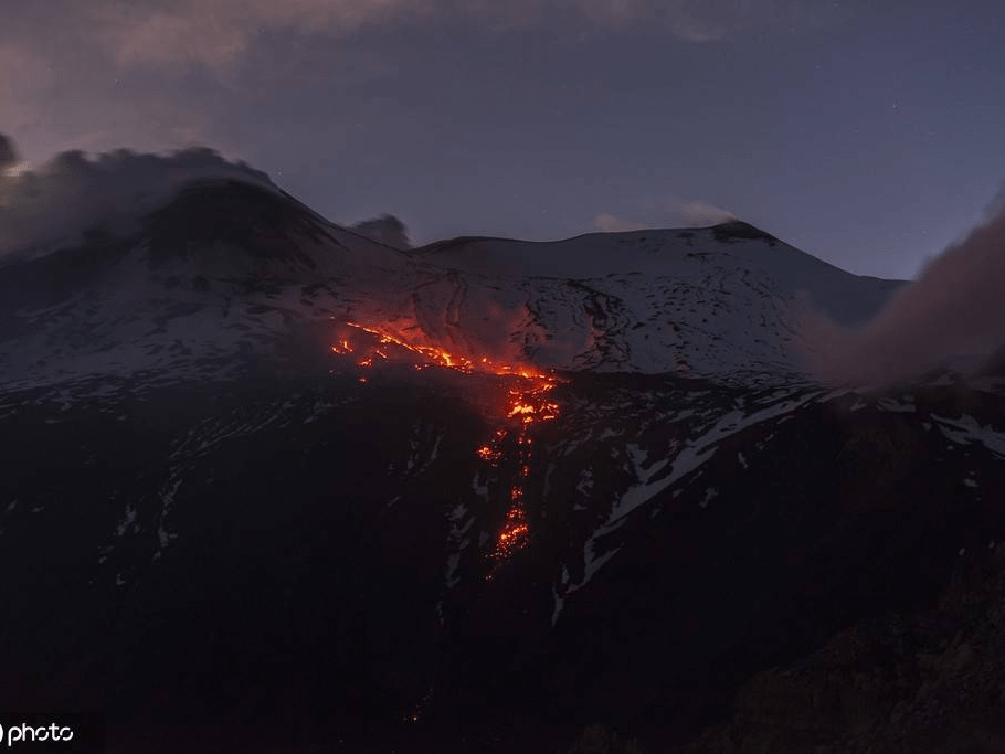 意大利埃特纳火山喷发 岩浆翻涌成“火海”-搜狐大视野-搜狐新闻