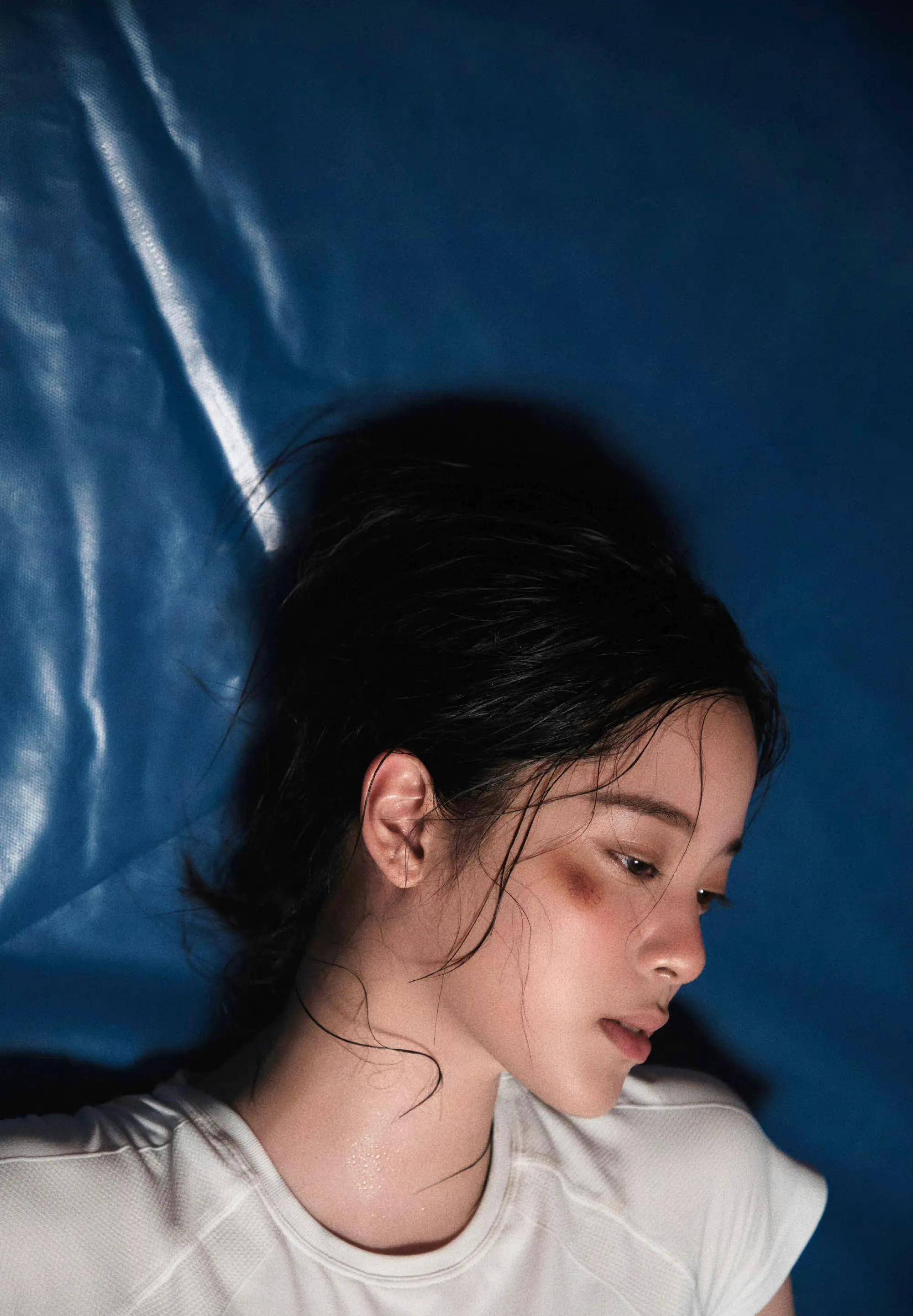 欧阳娜娜拳击手mv剧照流出 酷飒帅气 一身简单白t掩不住丰满好身材