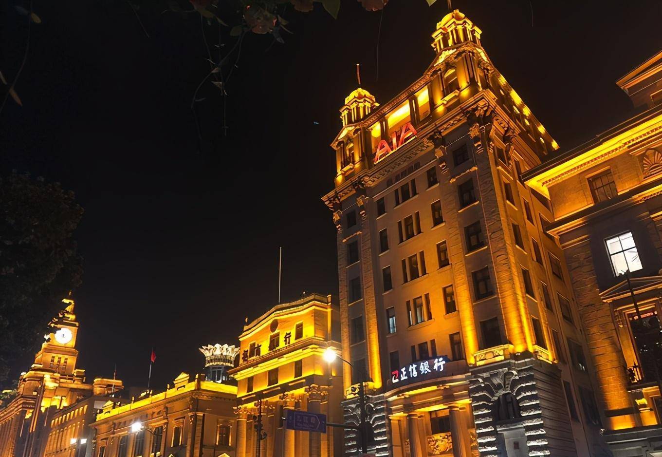 正所谓百年中国看上海,如今的上海虽然已是繁华无比,物是人非,但在