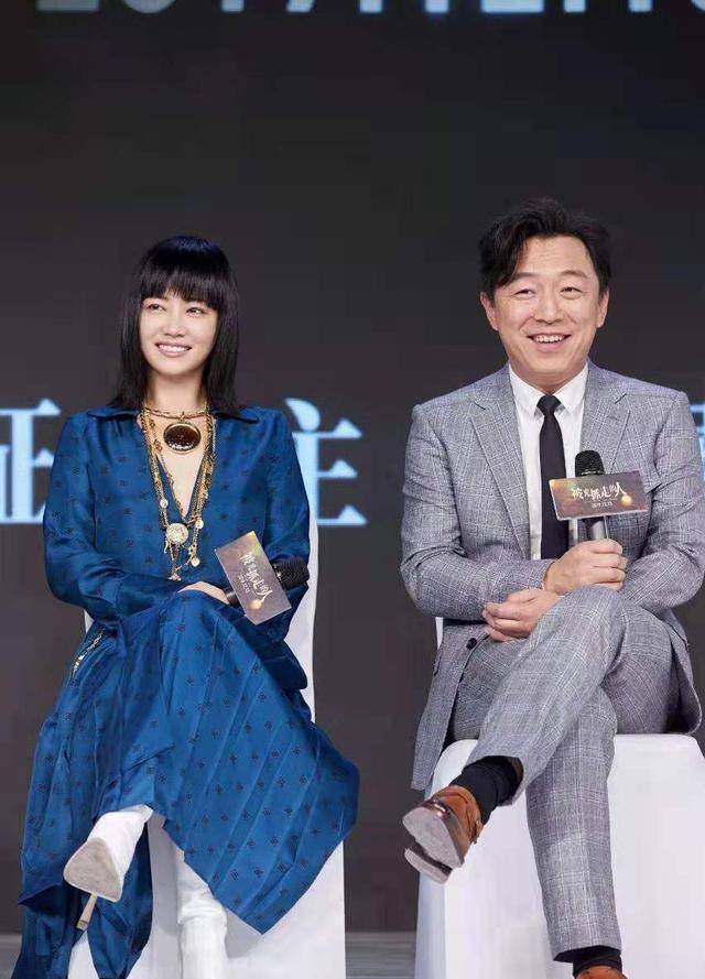 谭卓与黄渤同台,穿蓝裙配大金链子端庄大气,贵妃范不输影帝风采_整体