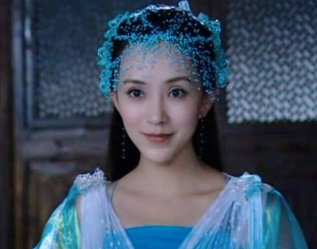 商蓉在《玲珑女》中的这款蓝色满天星造型同样也是铺满了头发.