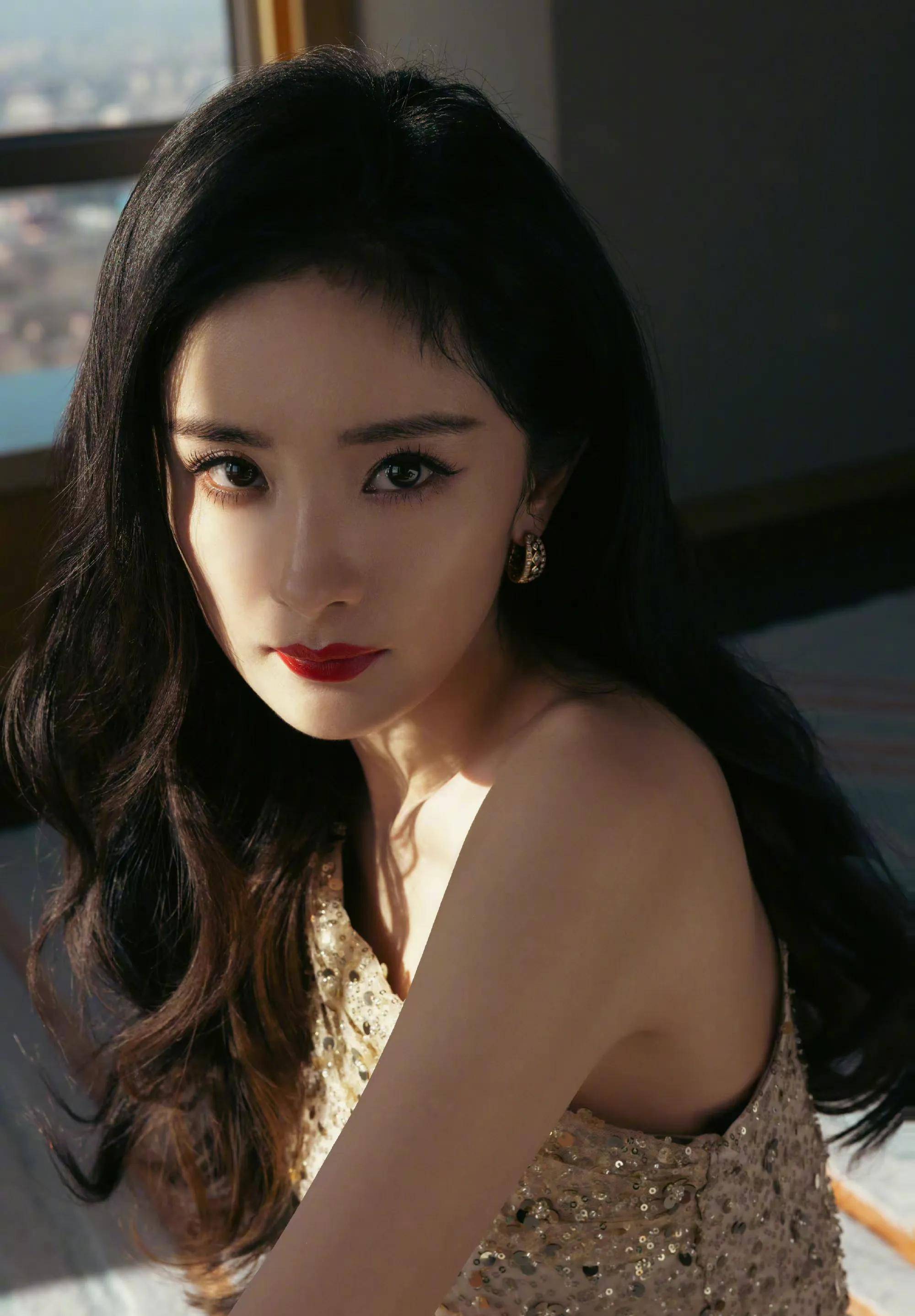 杨幂穿高开叉鎏金长裙秀美腿,冷艳高贵,性感妩媚._营业_阳光_造型