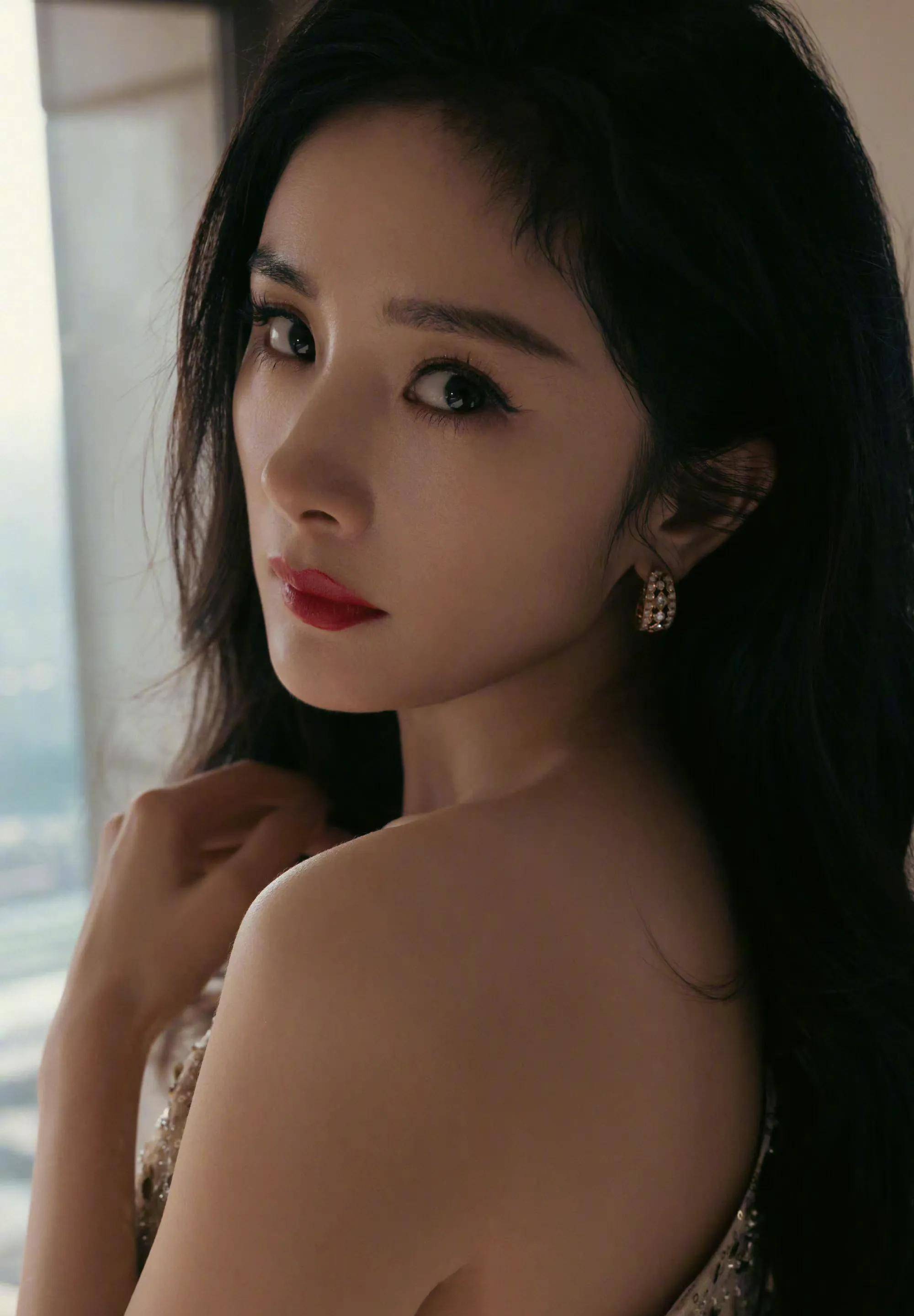 杨幂穿高开叉鎏金长裙秀美腿,冷艳高贵,性感妩媚._营业_阳光_造型