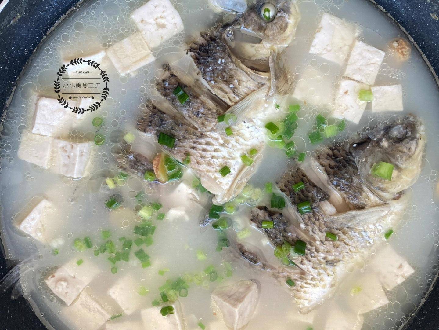 我家冬天买鲫鱼,一次就买好几斤,而且做法简单,用清水随便煮煮就很