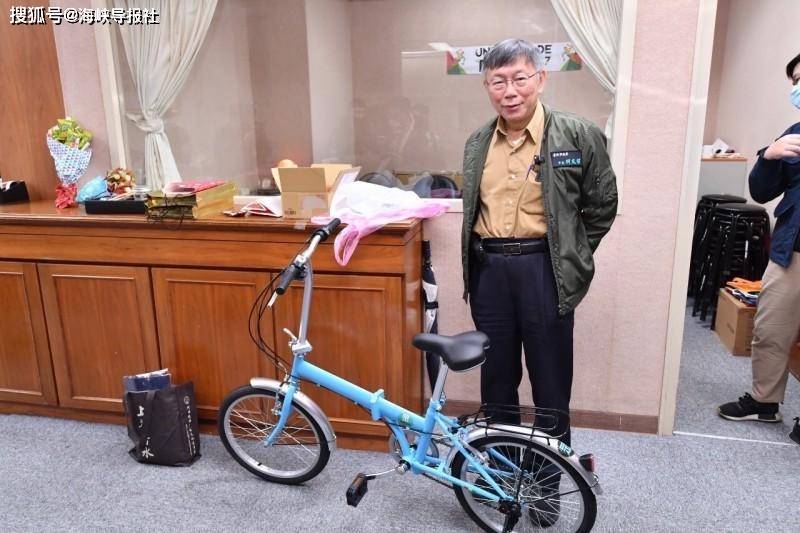 市长任期最后上班日！柯文哲笑称王世坚送的自行车最实用怕被偷