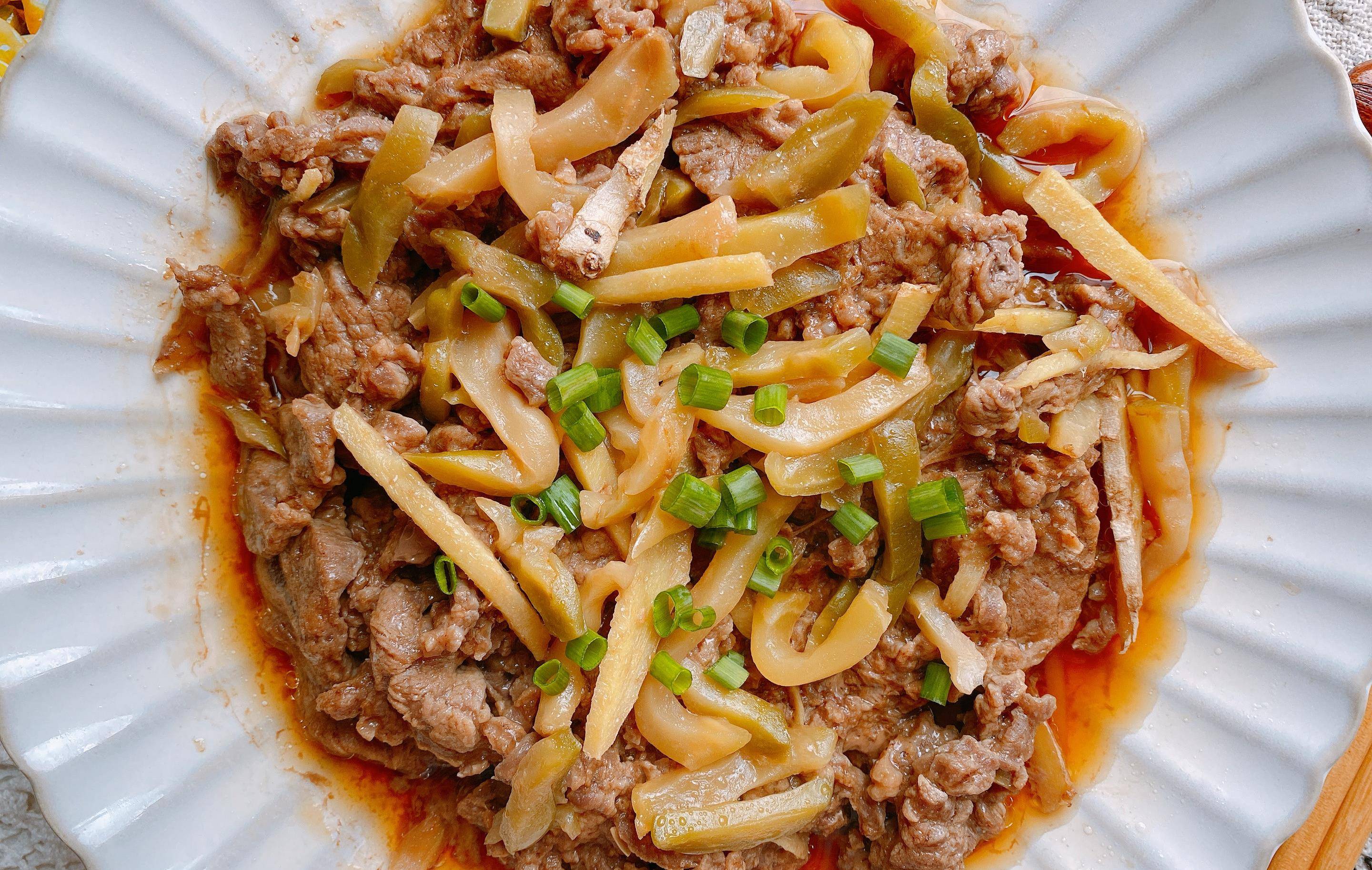 天热了要给孩子多吃蒸菜,配上牛肉,既咸又好吃,又不油腻_榨菜_纹理