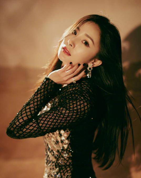 杨幂身材真好,穿裹身"鱼鳞裙"看不到赘肉,侧身线条让人羡慕_衣服_颜色